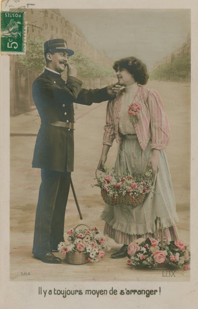 Postkarte eines französischen Polizisten mit einem Blumenmädchen, gesendet 1913 (handkoloriertes Foto) von French Photographer